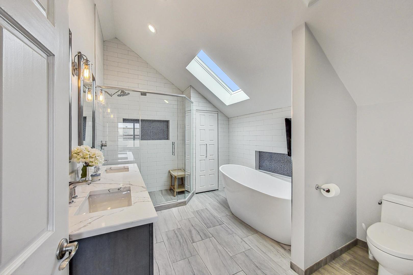 2441 W Walton Street Unit: 3