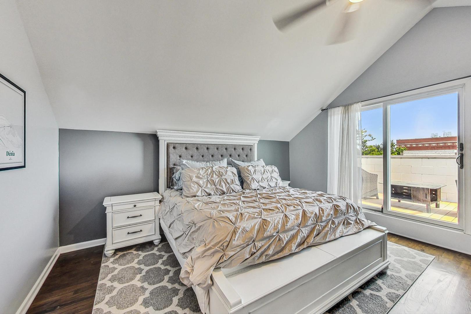 2441 W Walton Street Unit: 3