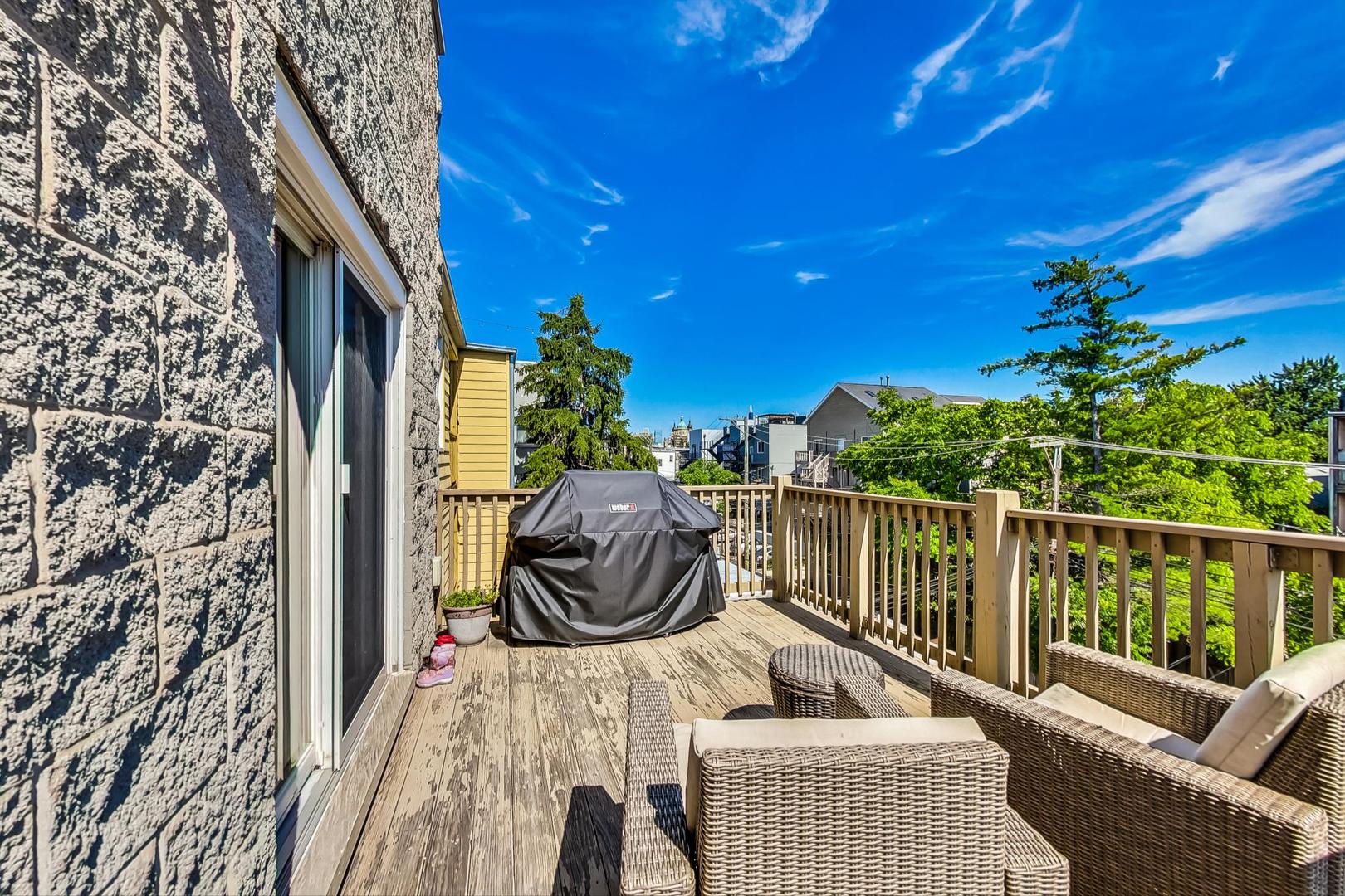 2441 W Walton Street Unit: 3