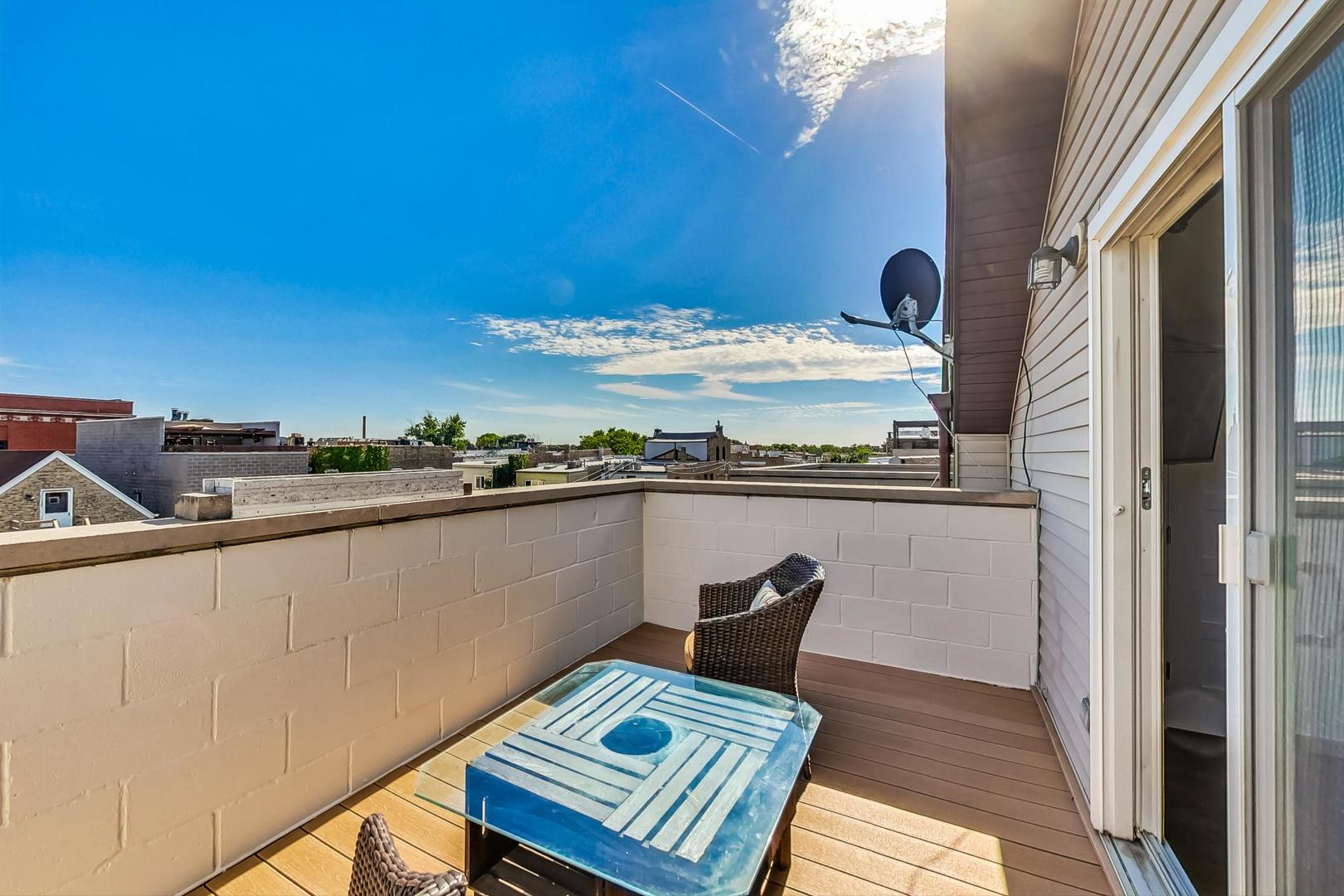 2441 W Walton Street Unit: 3