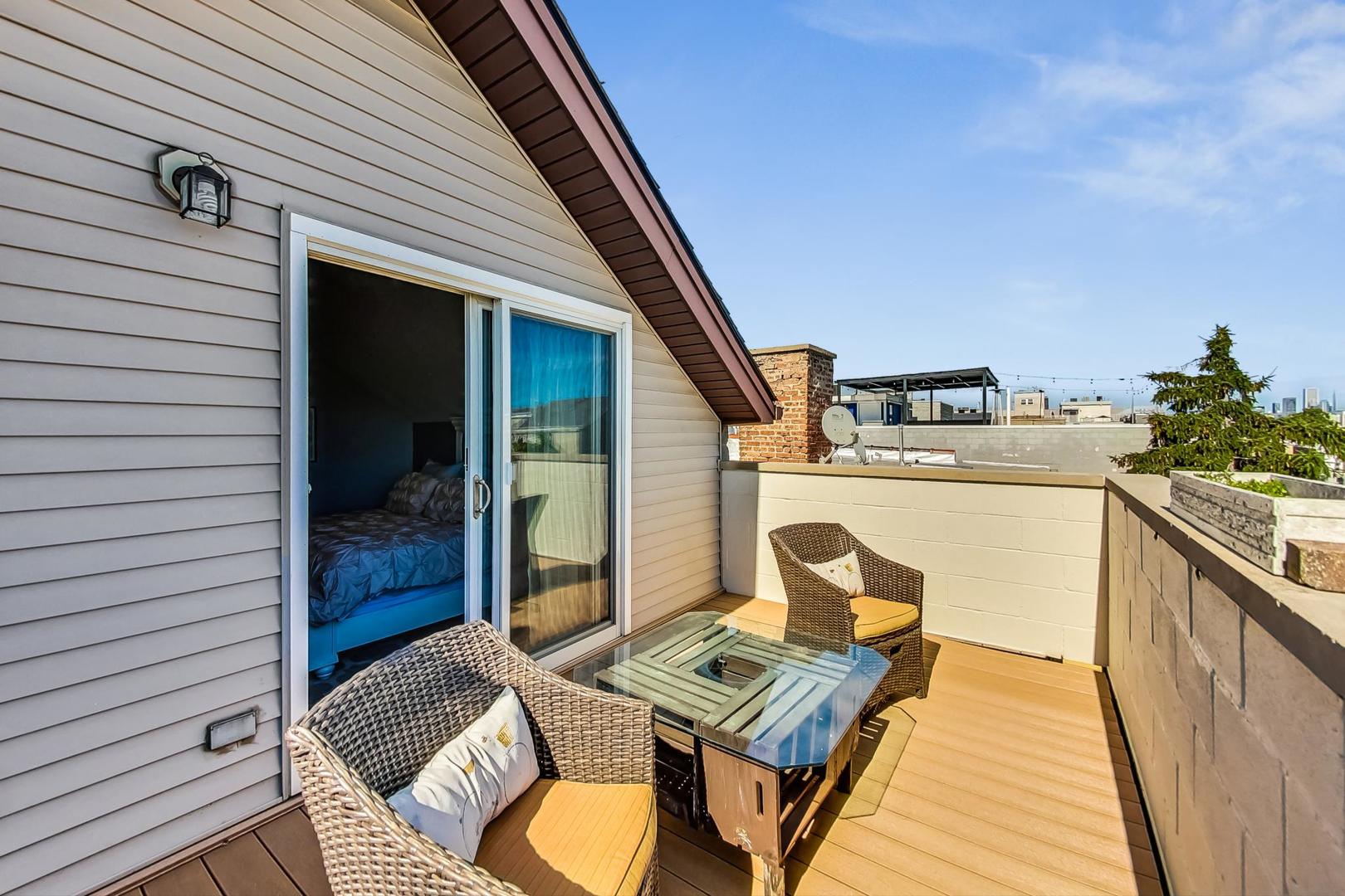 2441 W Walton Street Unit: 3
