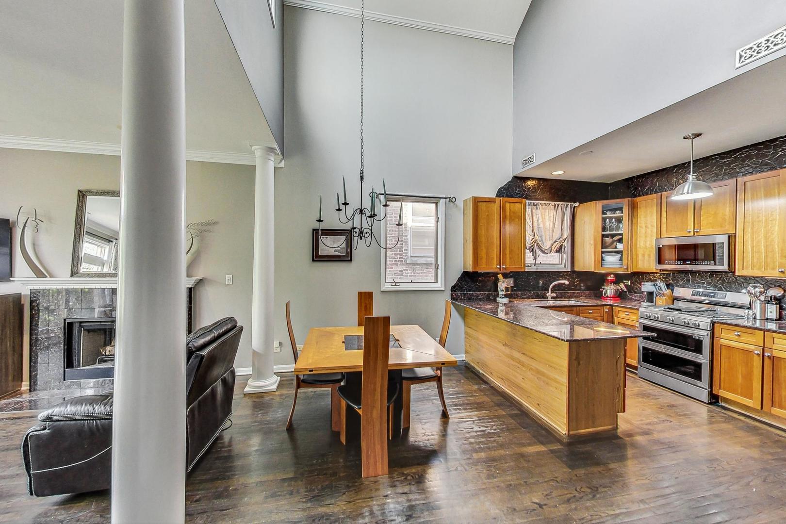 2441 W Walton Street Unit: 3