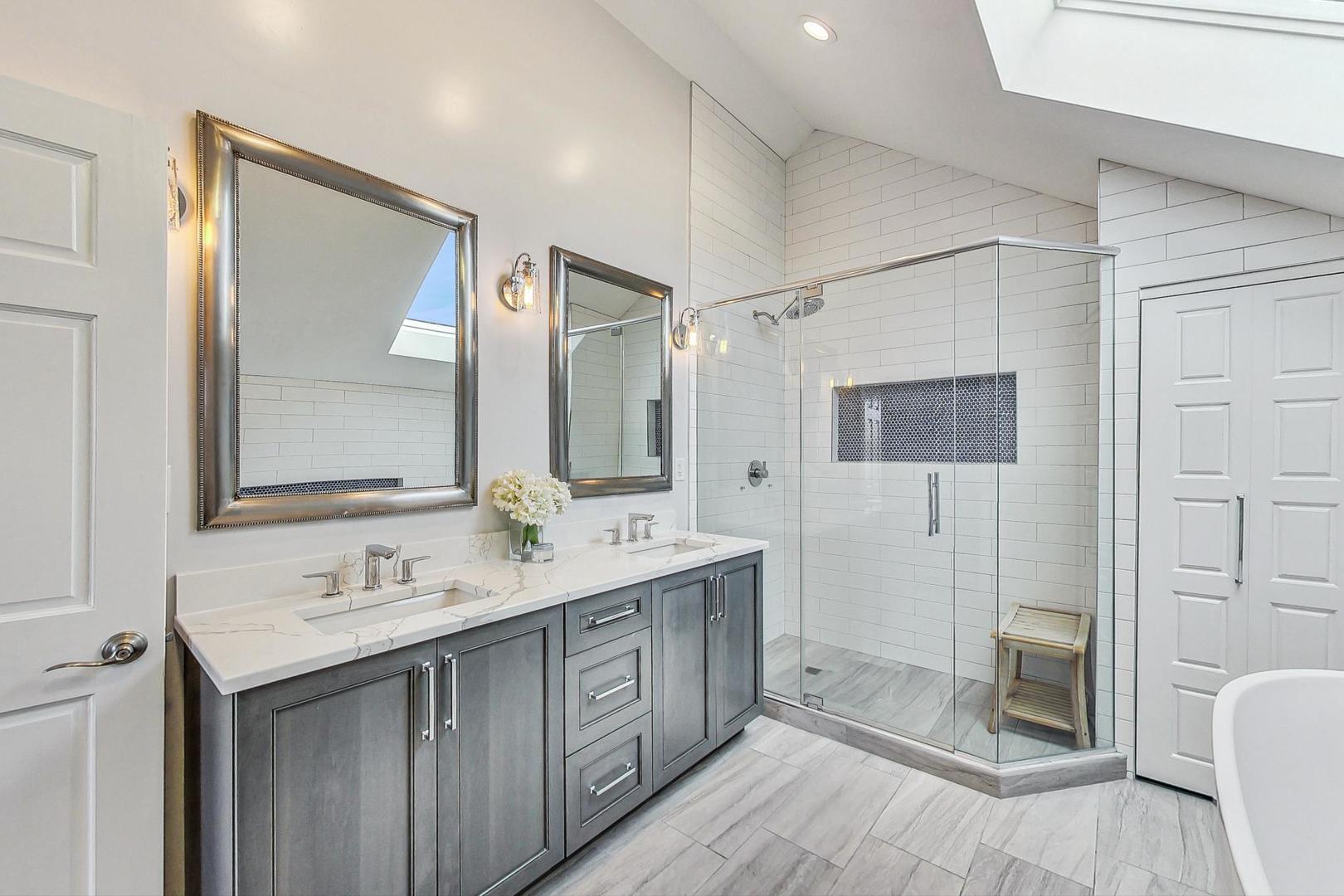 2441 W Walton Street Unit: 3