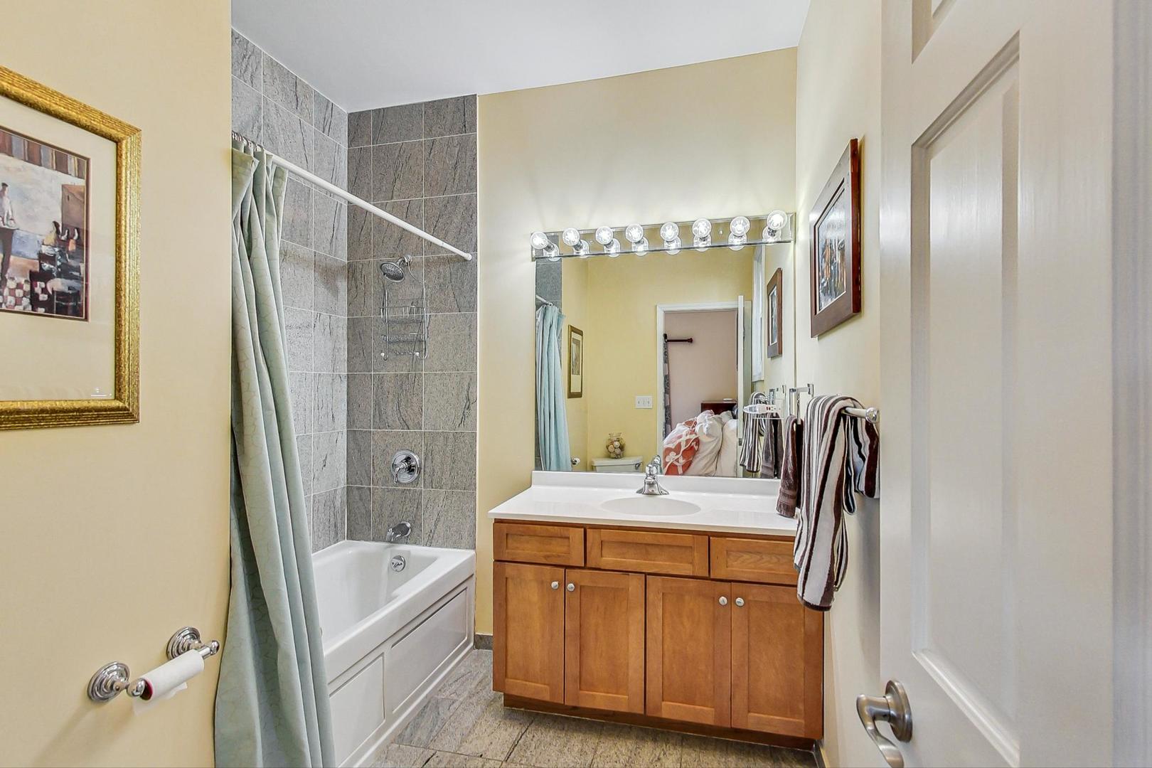 2441 W Walton Street Unit: 3