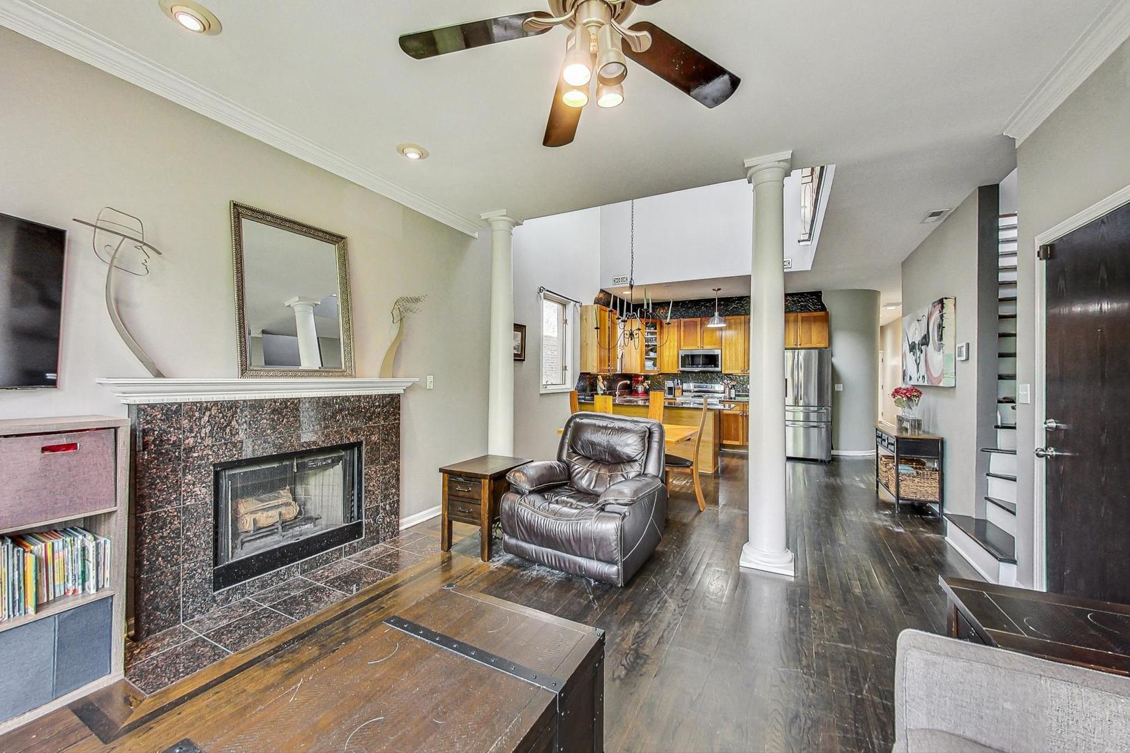 2441 W Walton Street Unit: 3