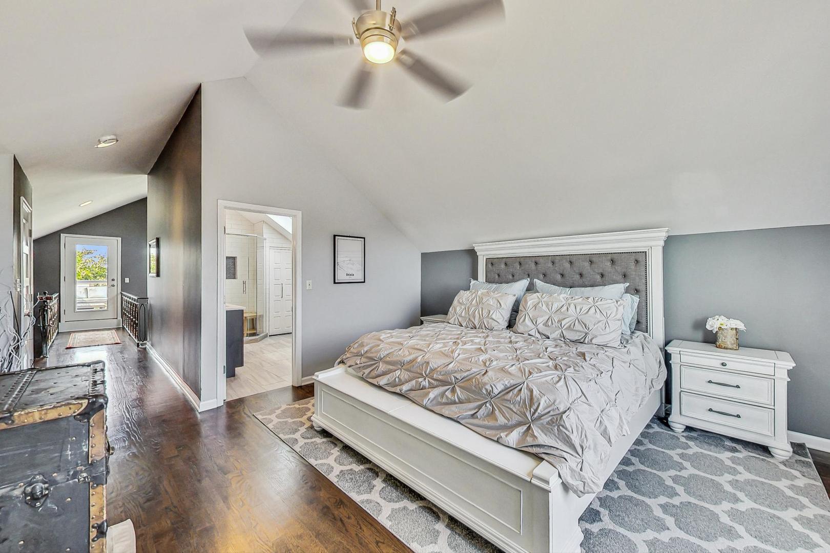 2441 W Walton Street Unit: 3