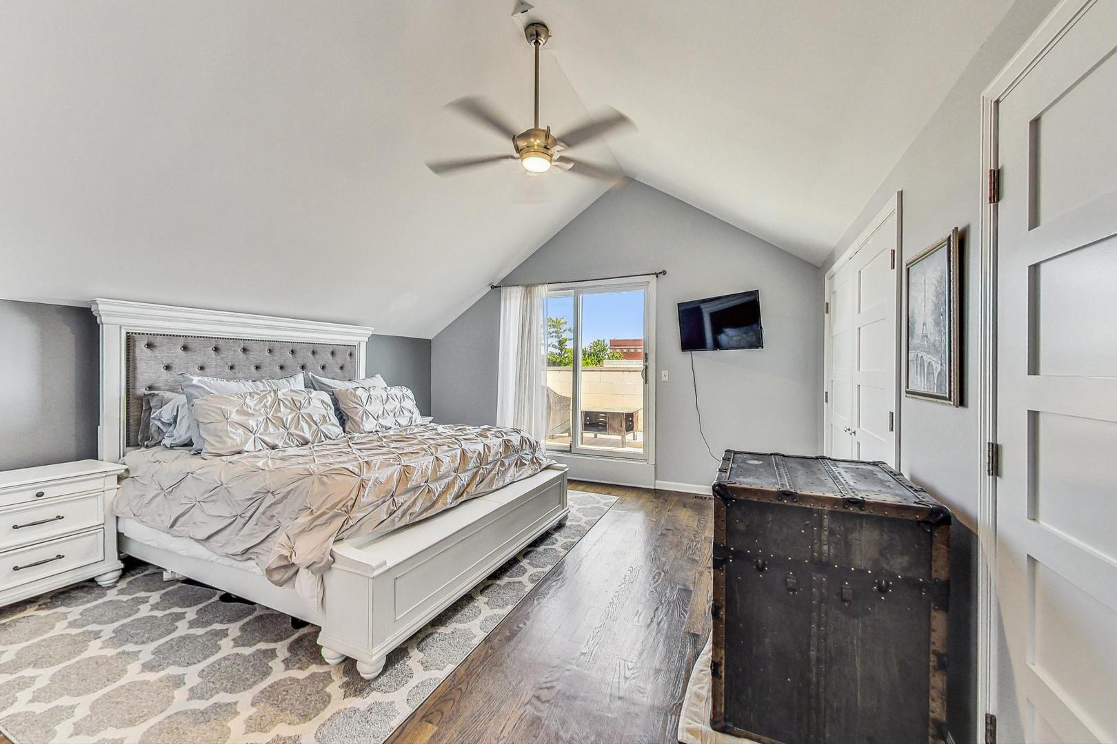 2441 W Walton Street Unit: 3