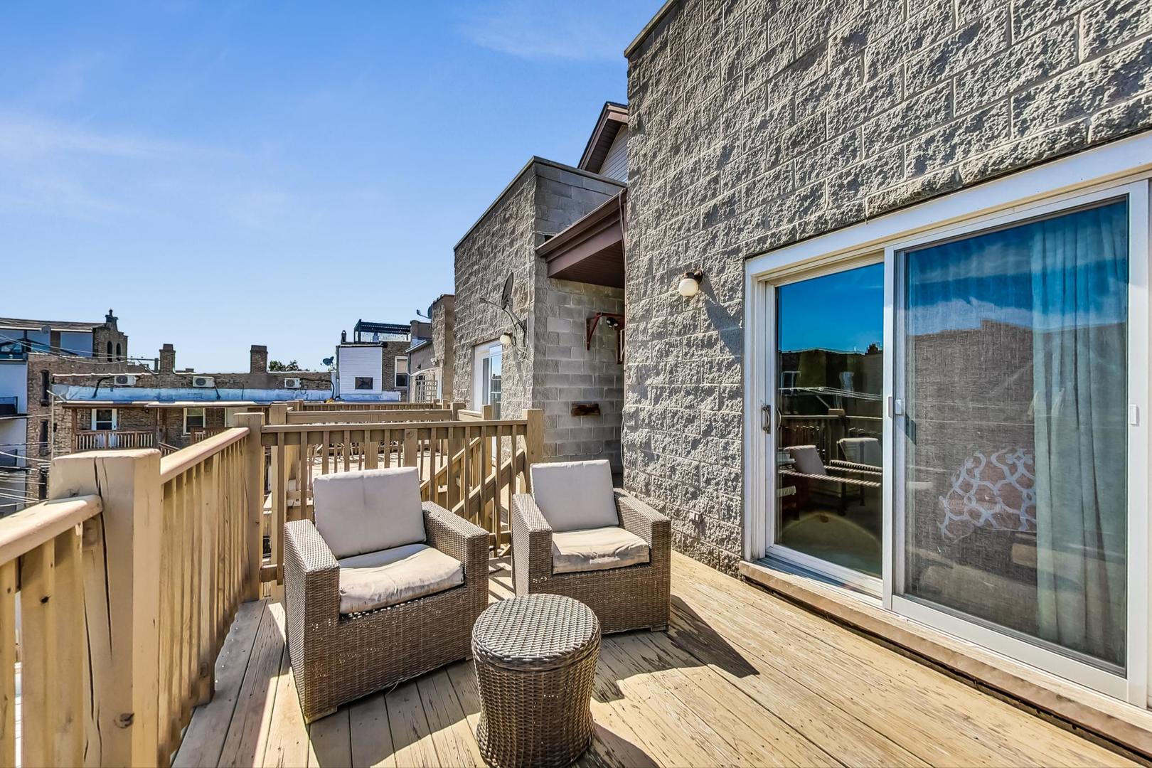 2441 W Walton Street Unit: 3