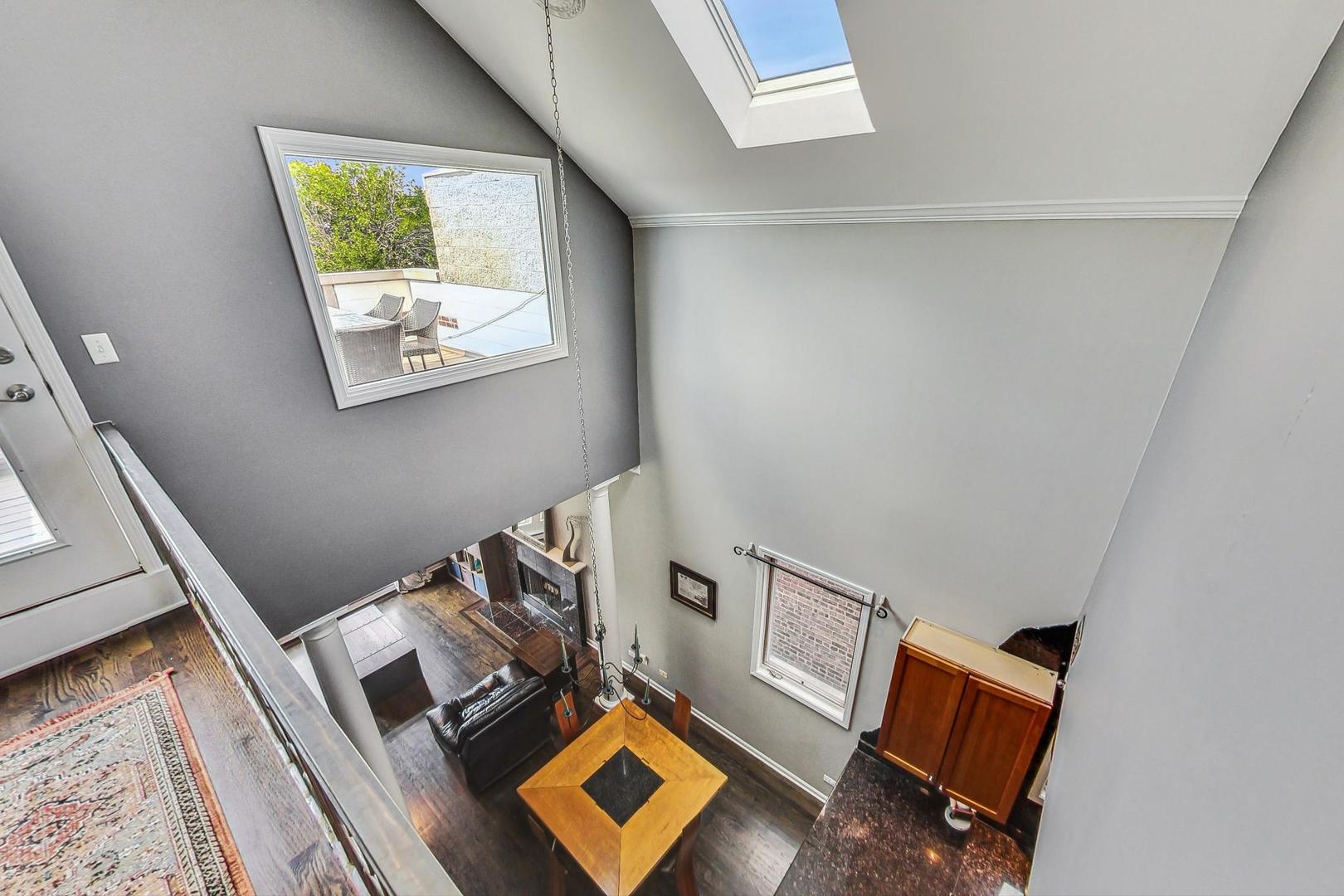 2441 W Walton Street Unit: 3