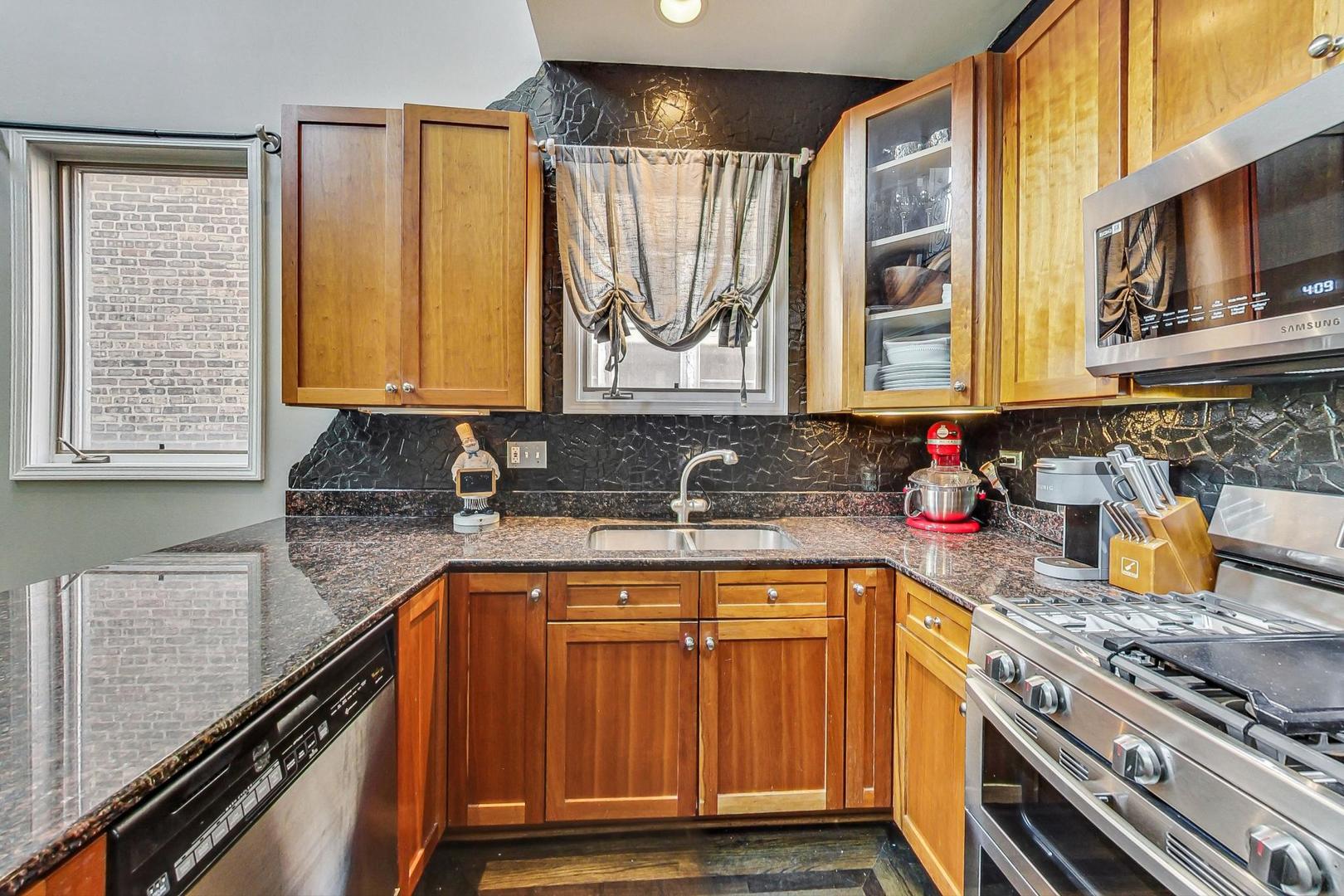 2441 W Walton Street Unit: 3