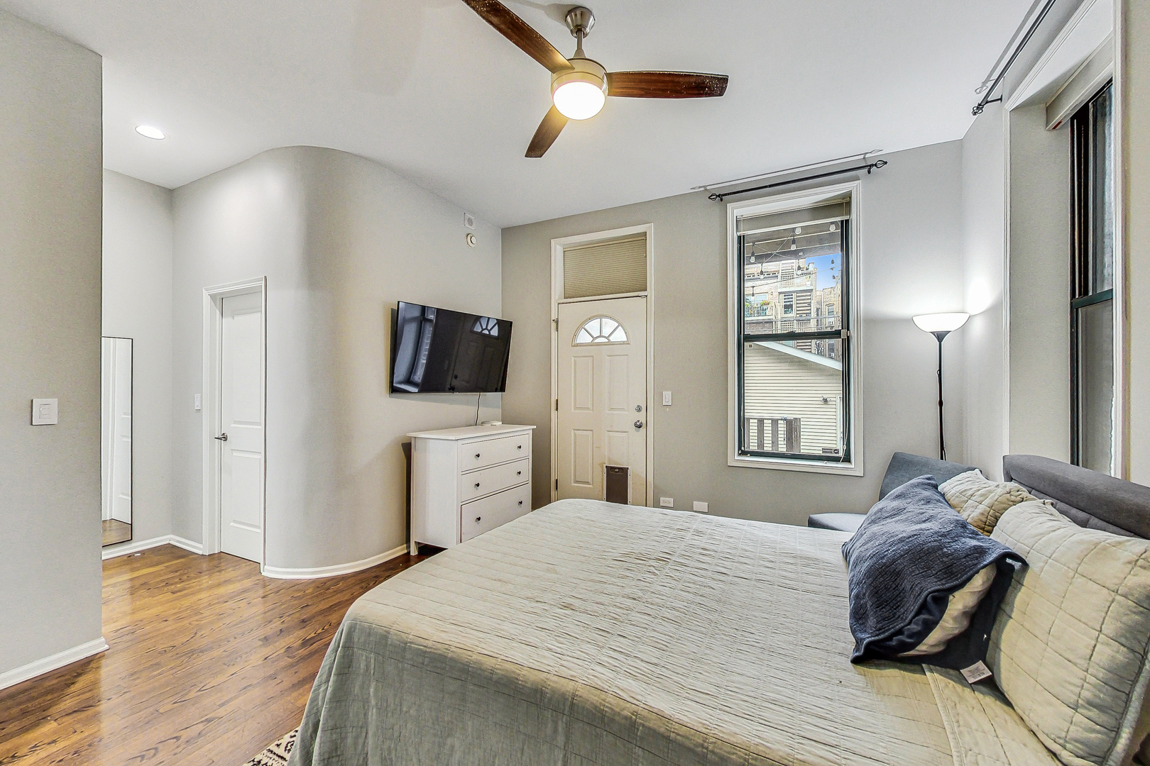 1119 N Winchester Avenue Unit: 1