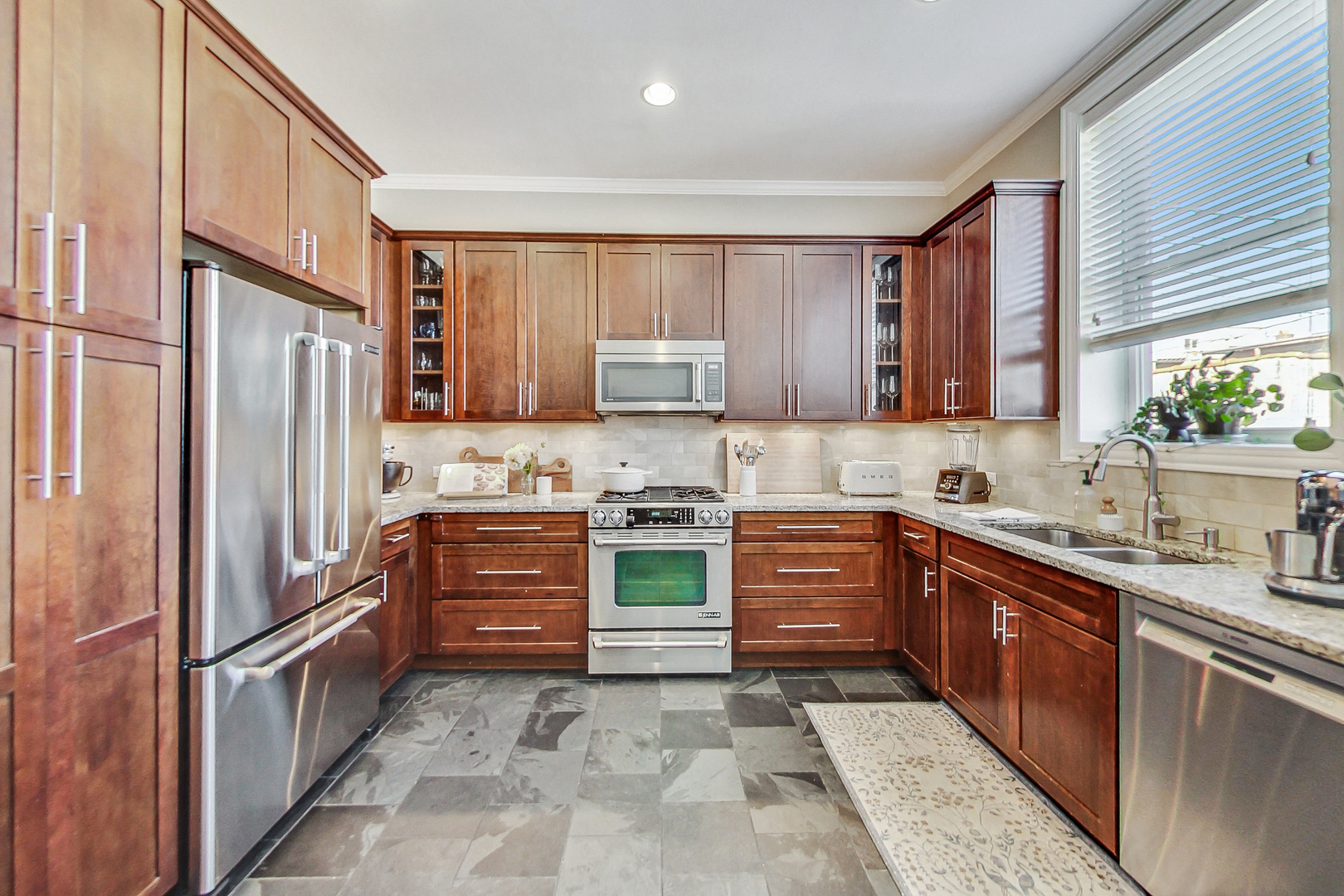 2426 W FLOURNOY Street