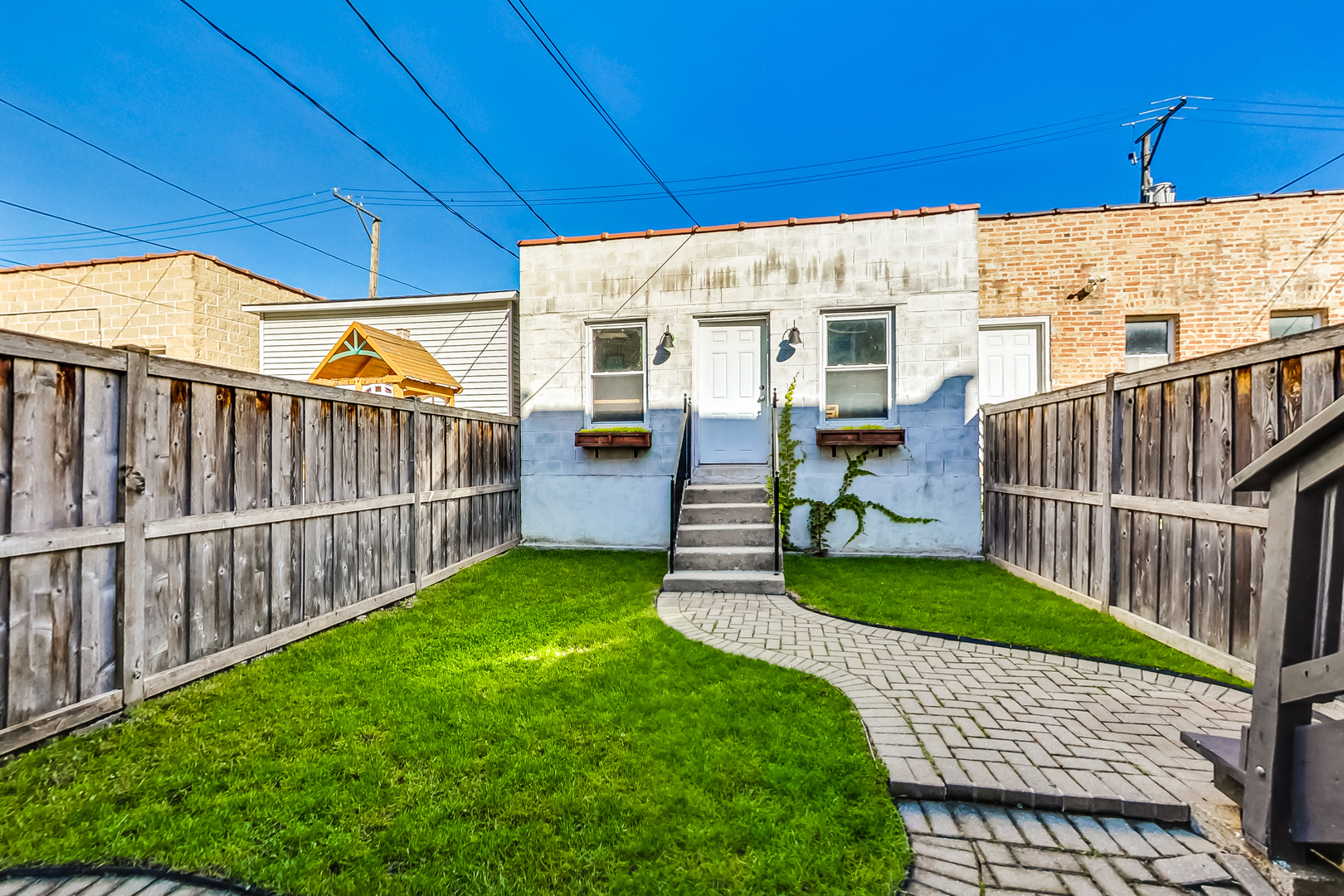 2426 W FLOURNOY Street