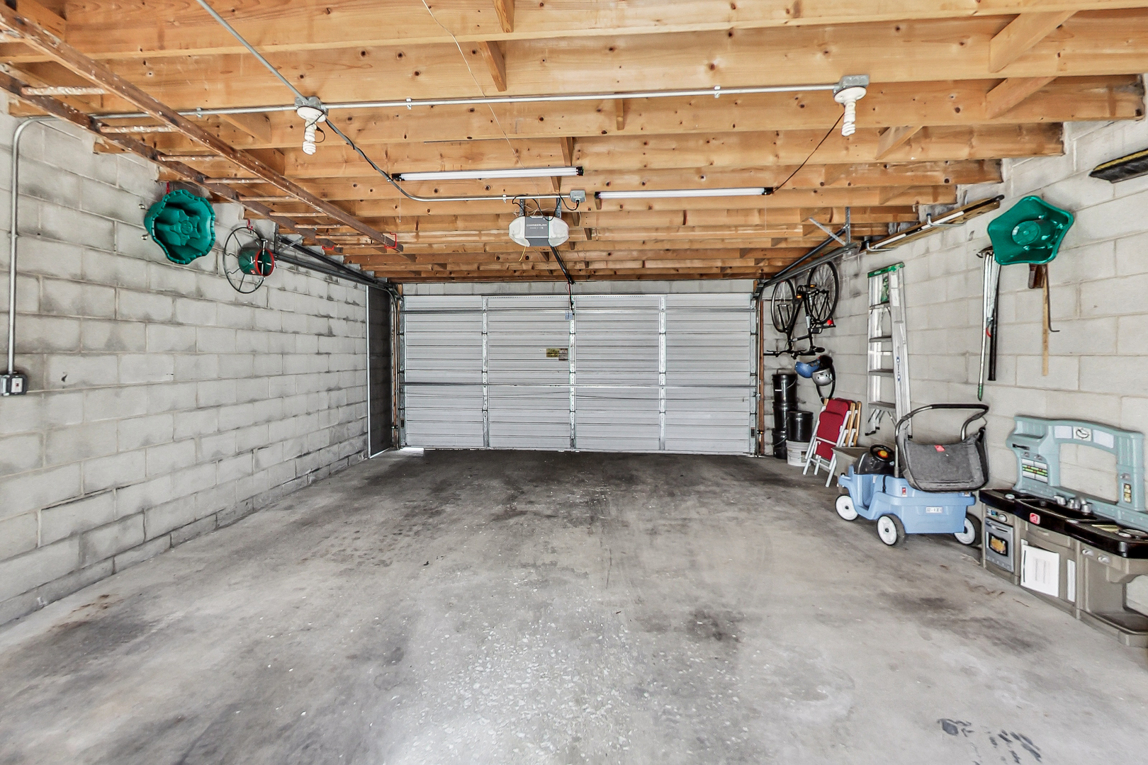 2426 W FLOURNOY Street
