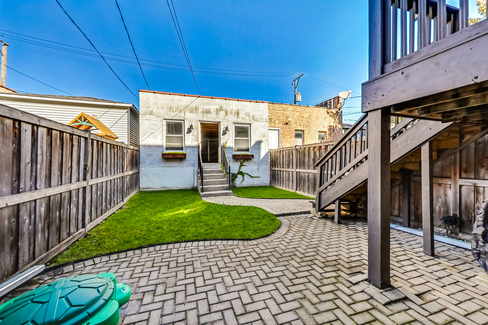 2426 W FLOURNOY Street