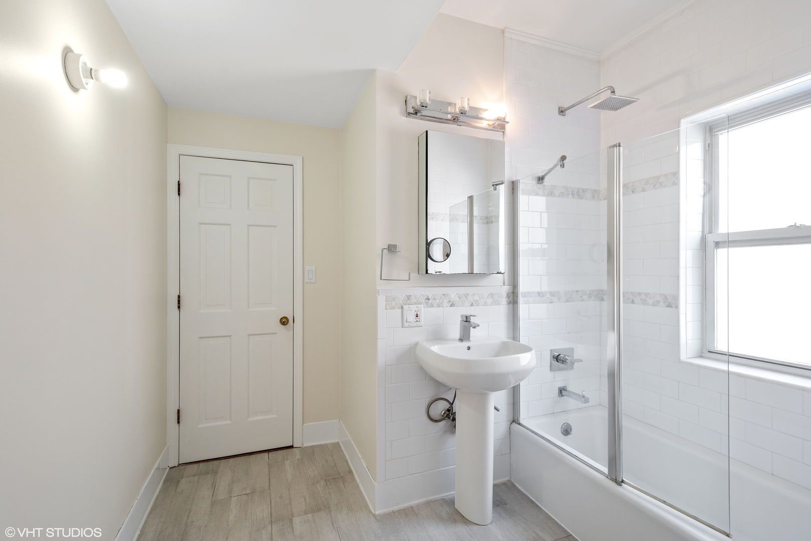 1051 W GLENLAKE Avenue Unit: 2