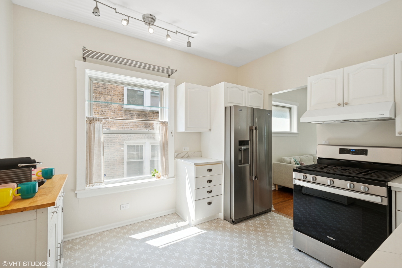 1051 W GLENLAKE Avenue Unit: 2
