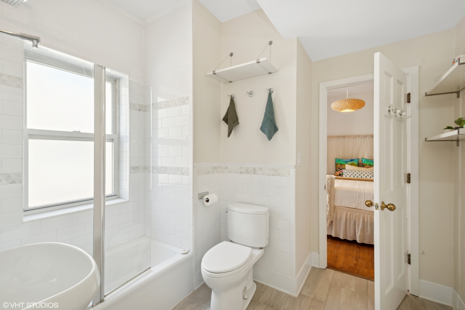 1051 W GLENLAKE Avenue Unit: 2