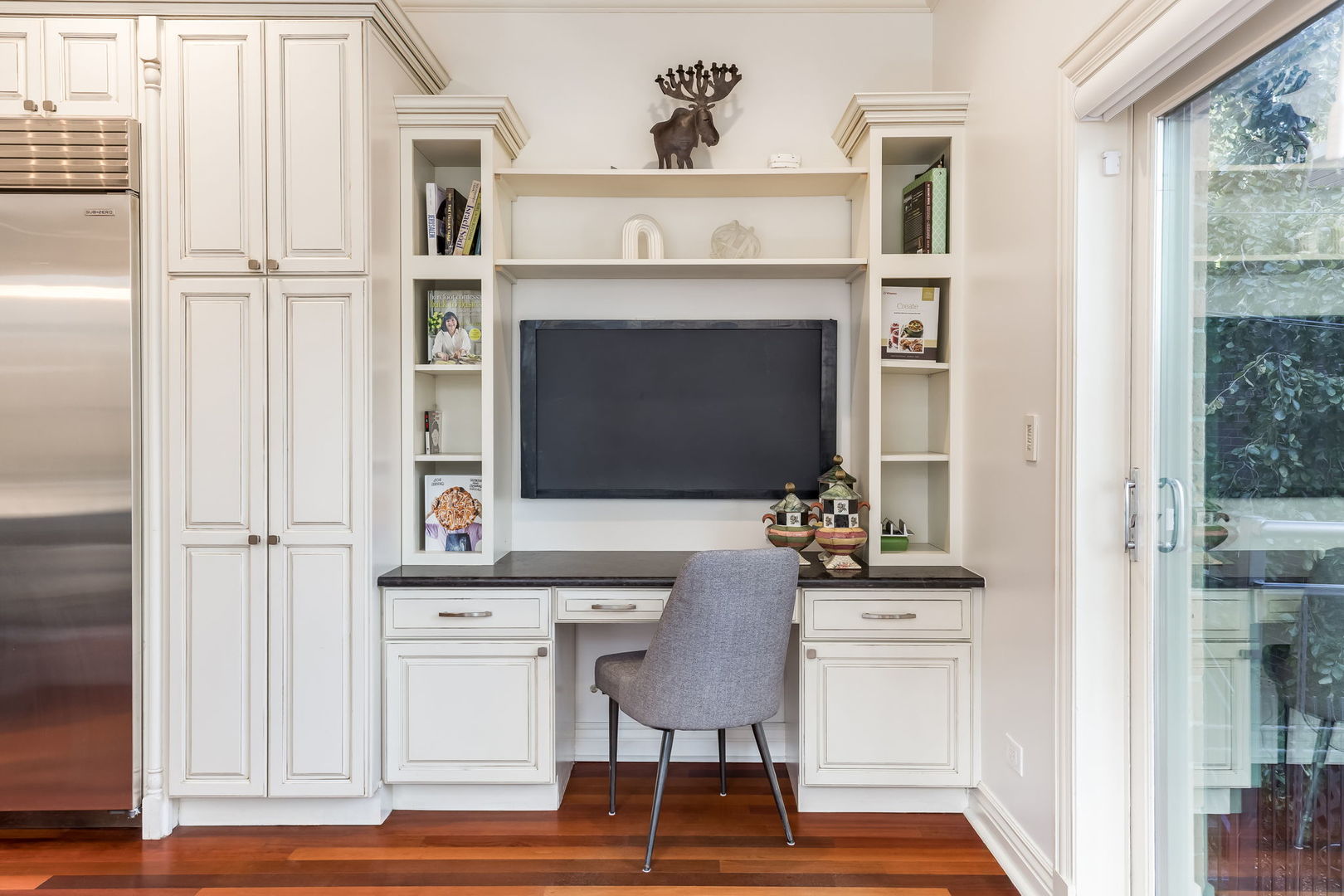 2320 W Charleston Street