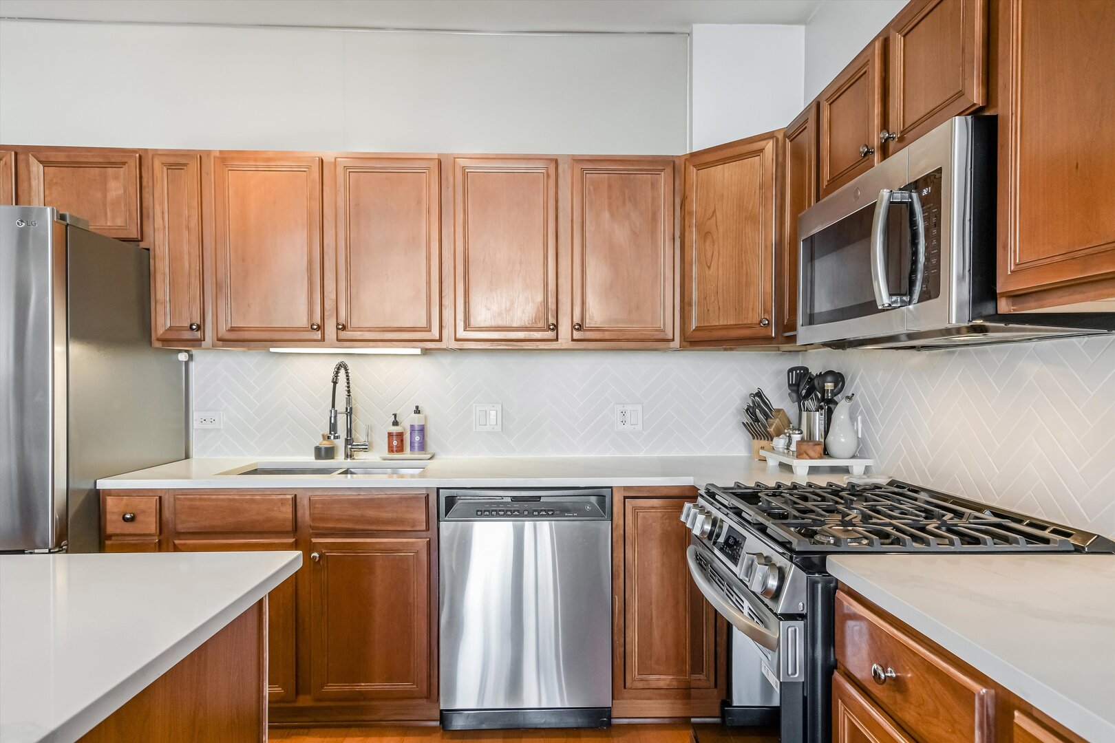 1001 W Madison Street Unit: 713