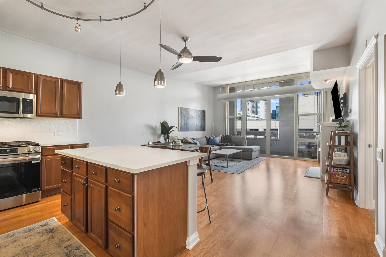1001 W Madison Street Unit: 713
