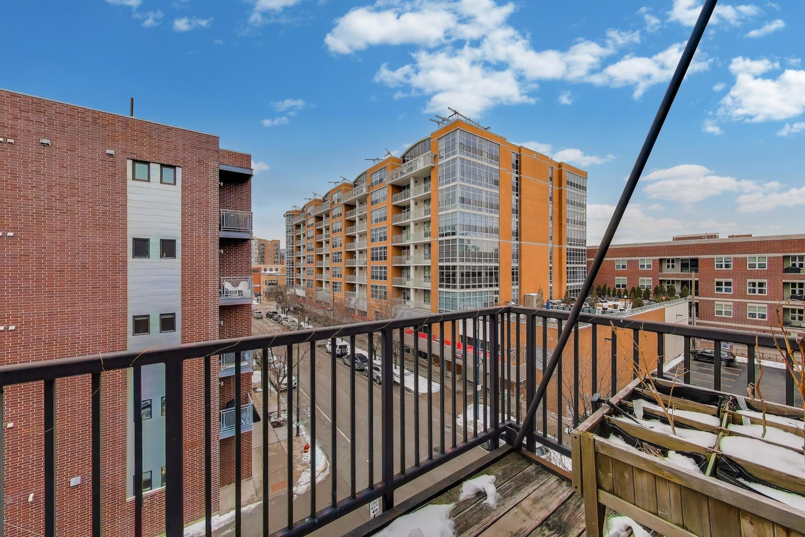 1169 W Madison Street Unit: 4W