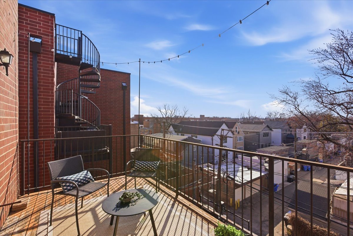 2249 W Irving Park Road Unit: 4
