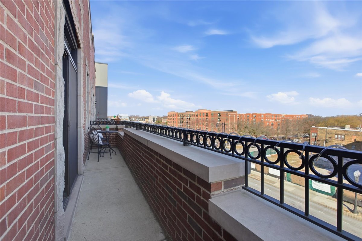 2249 W Irving Park Road Unit: 4
