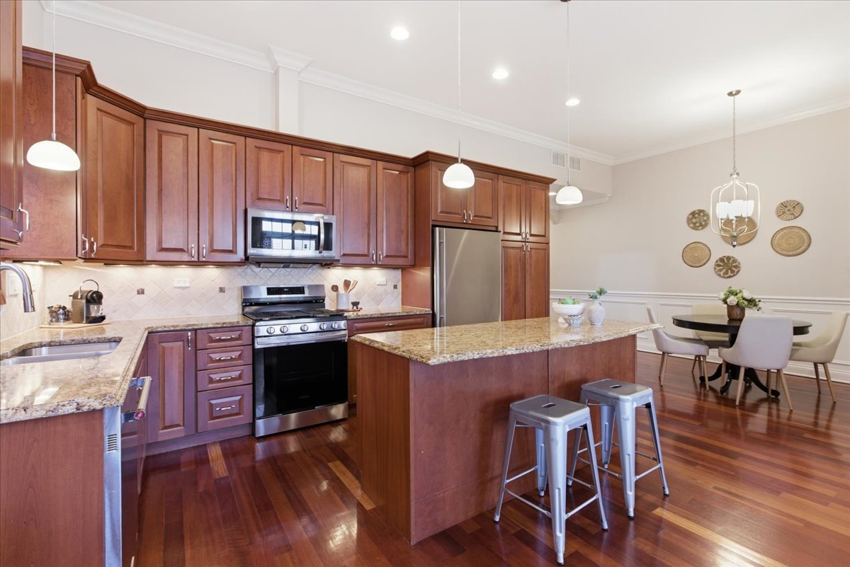 2249 W Irving Park Road Unit: 4