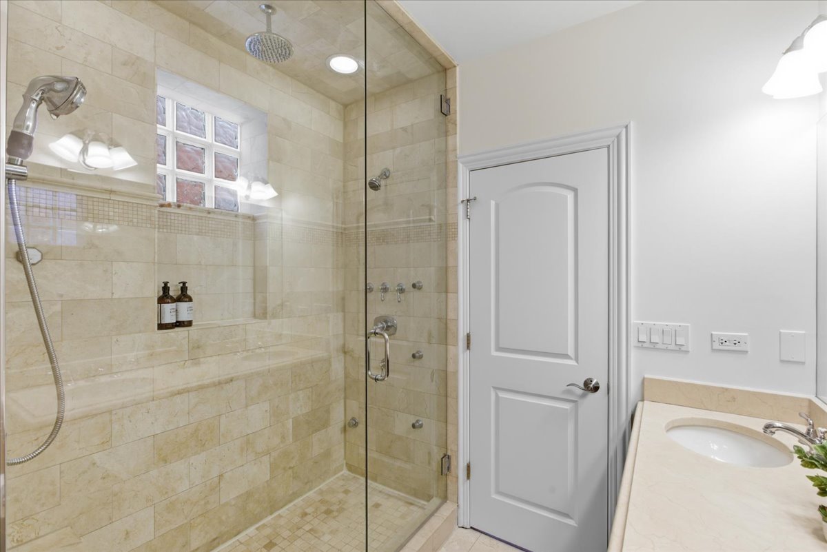 2249 W Irving Park Road Unit: 4