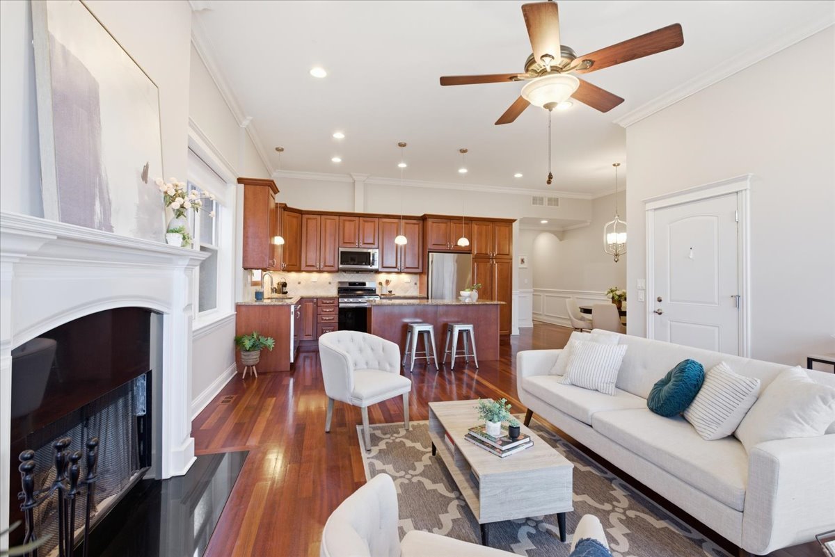 2249 W Irving Park Road Unit: 4