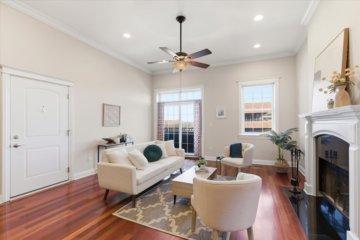 2249 W Irving Park Road Unit: 4