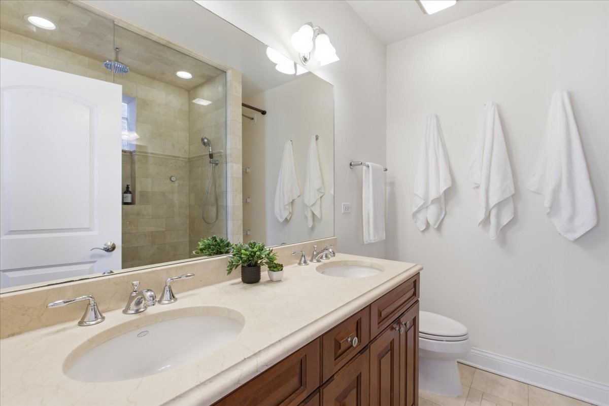 2249 W Irving Park Road Unit: 4