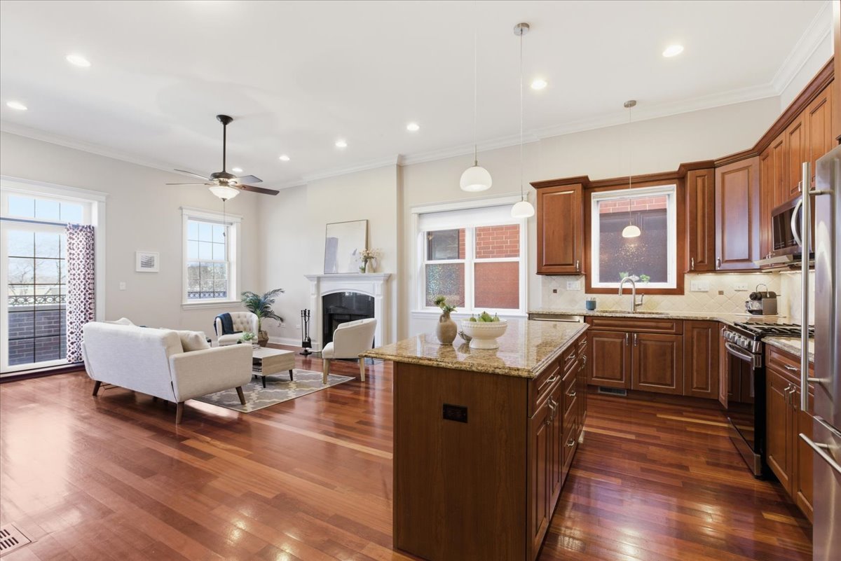 2249 W Irving Park Road Unit: 4