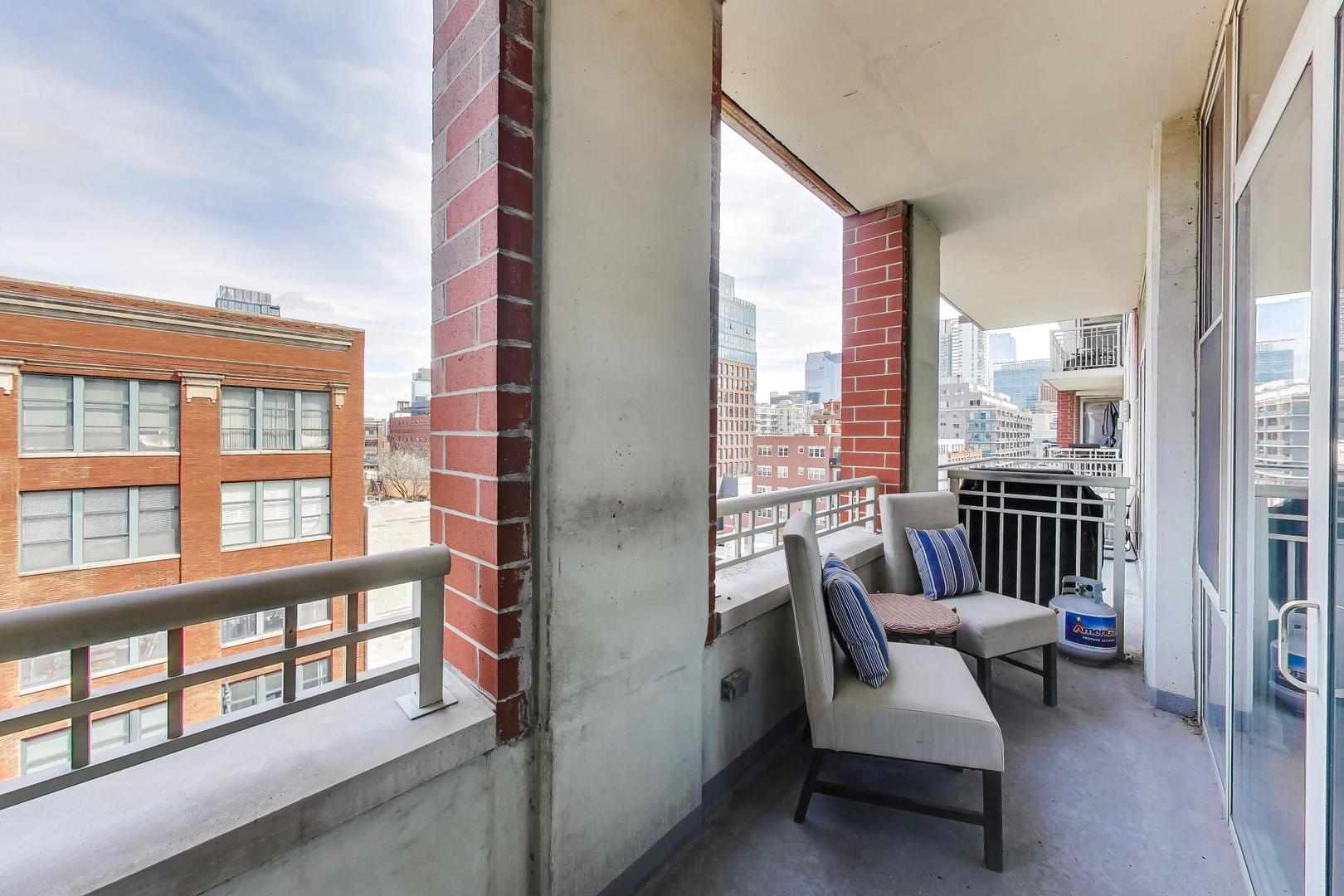 1001 W Madison Street Unit: 606