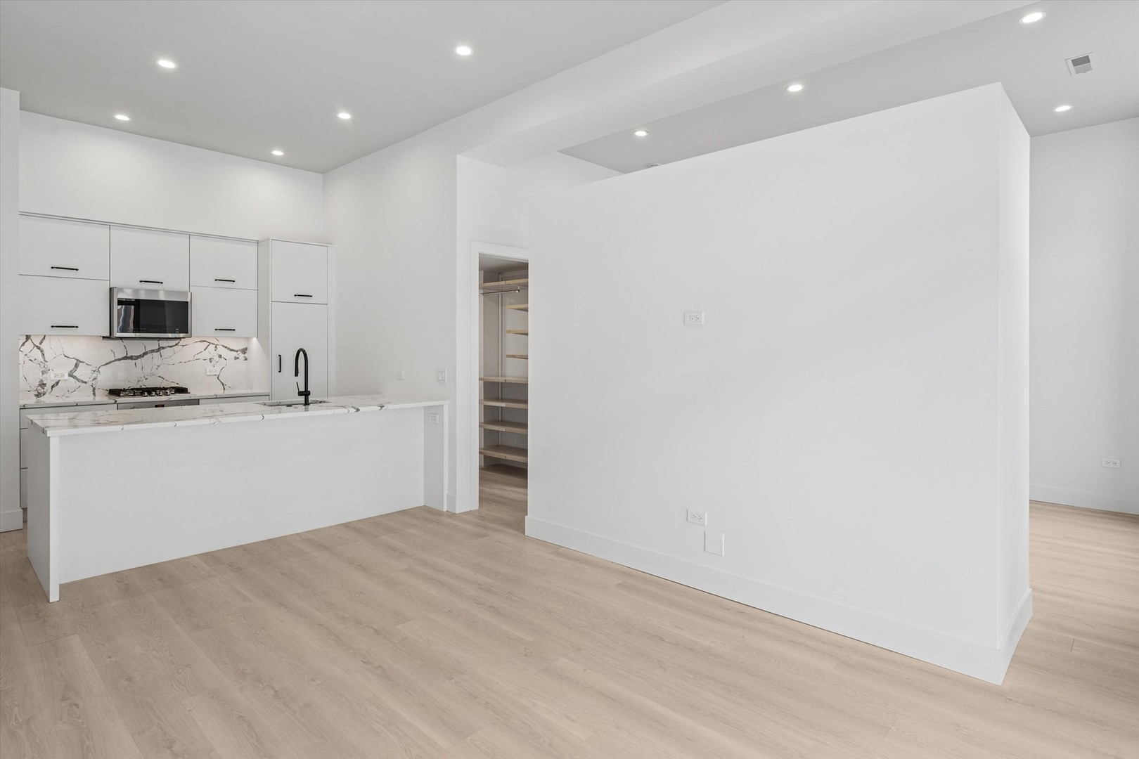 949 W Madison Street Unit: 406
