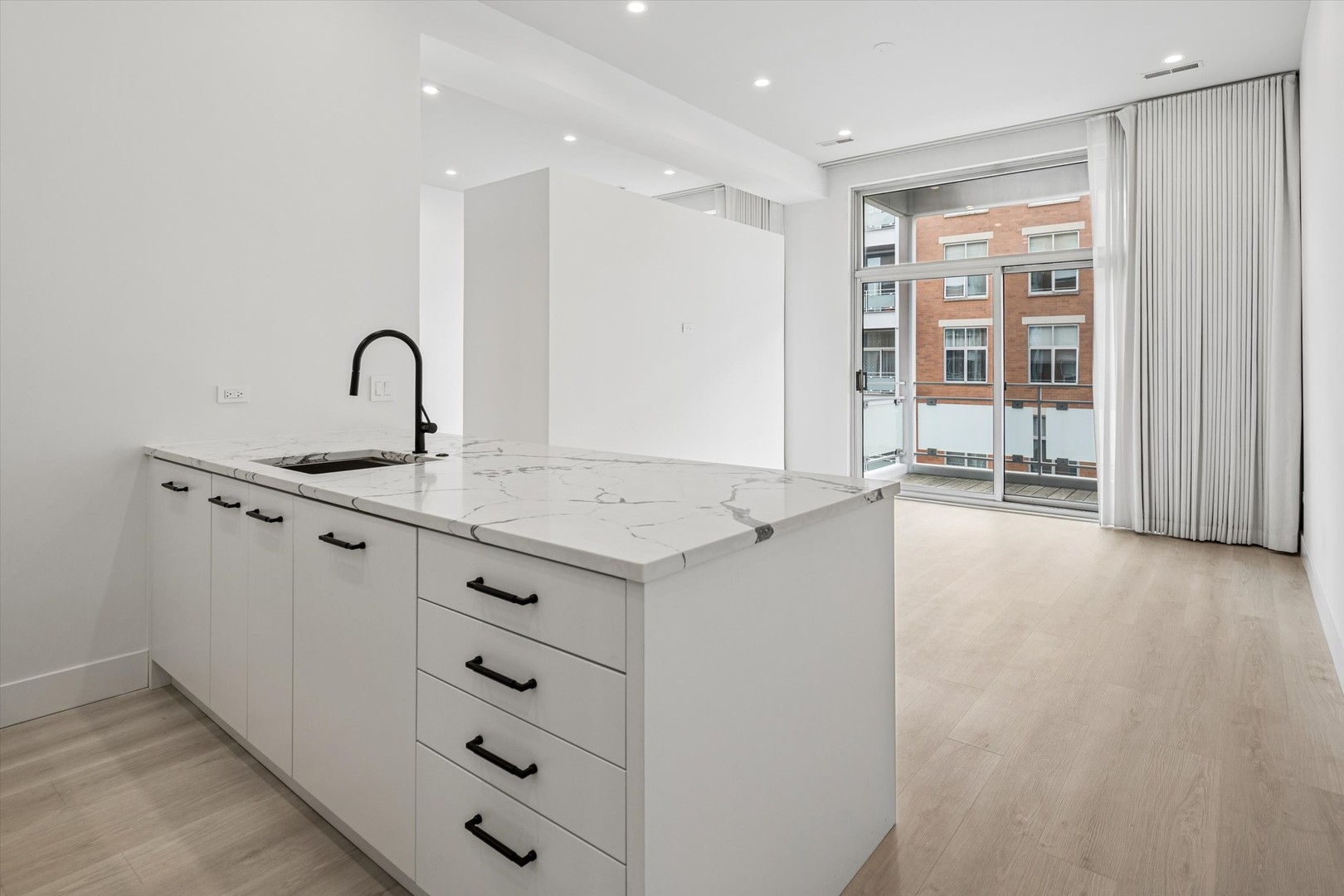 949 W Madison Street Unit: 406