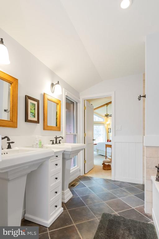 405 CAYUGA TRAIL