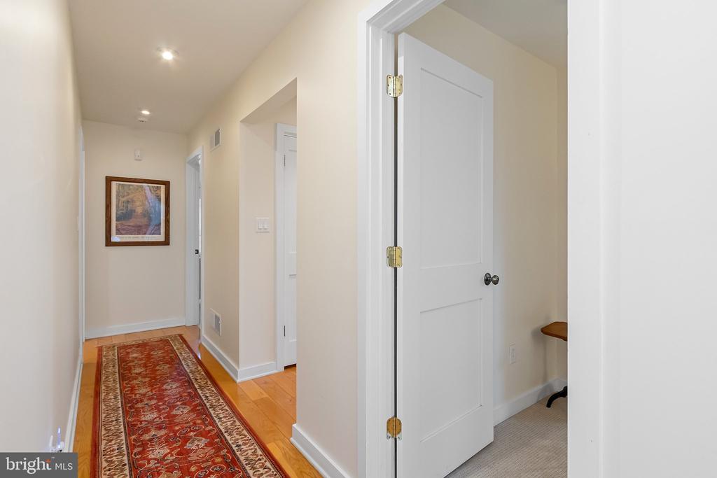 405 CAYUGA TRAIL