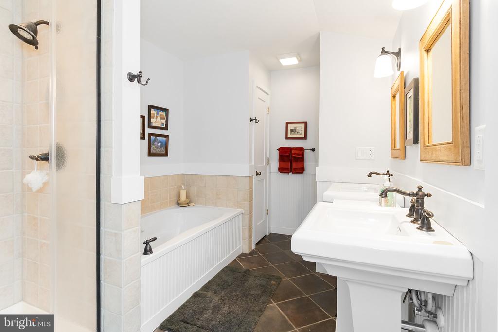 405 CAYUGA TRAIL