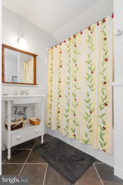 405 CAYUGA TRAIL