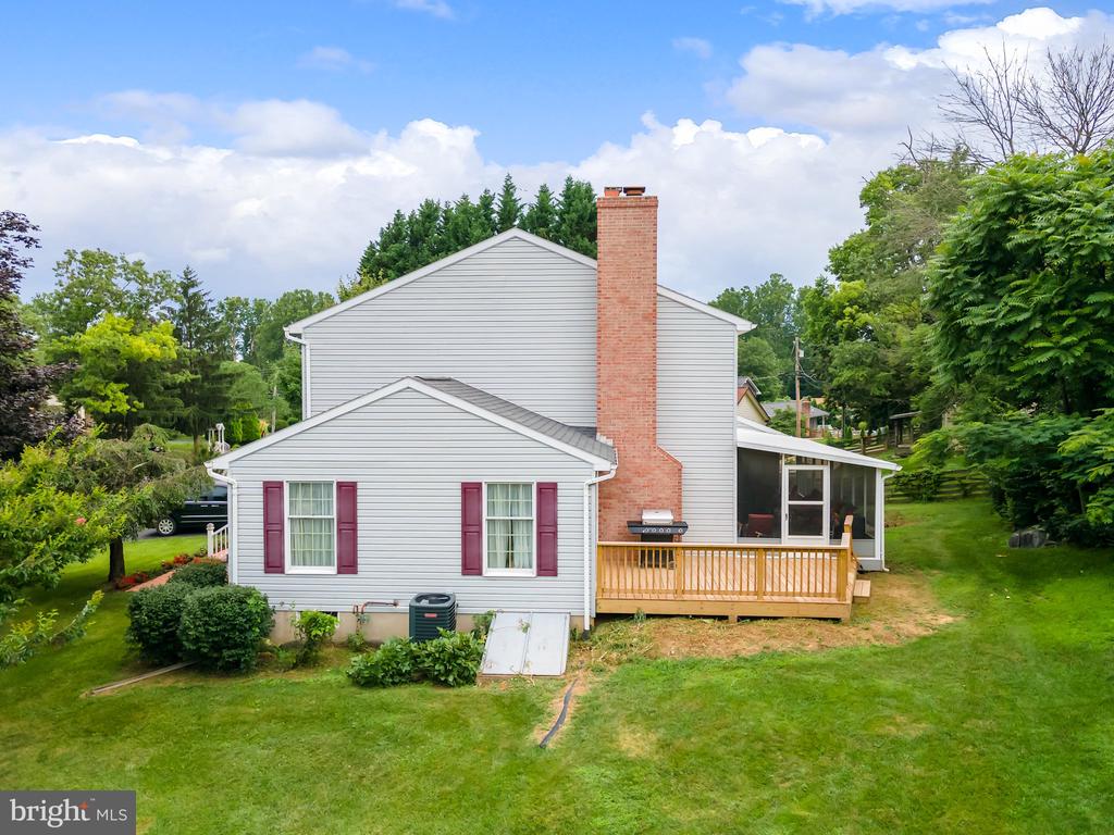 805 MULBERRY DRIVE