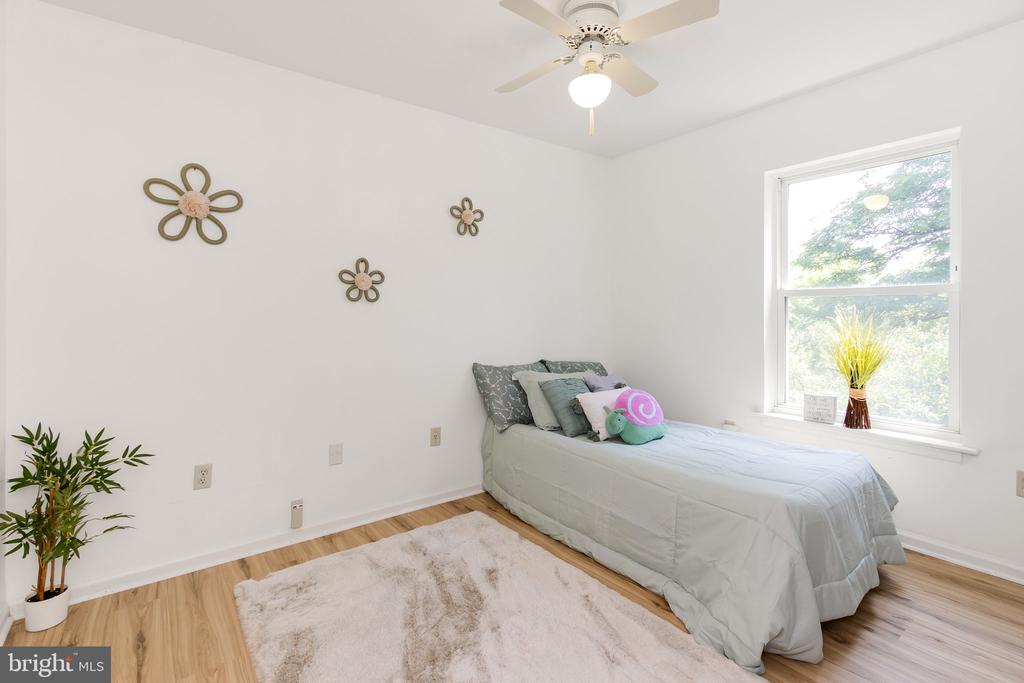 1121 HOLLIDA LANE