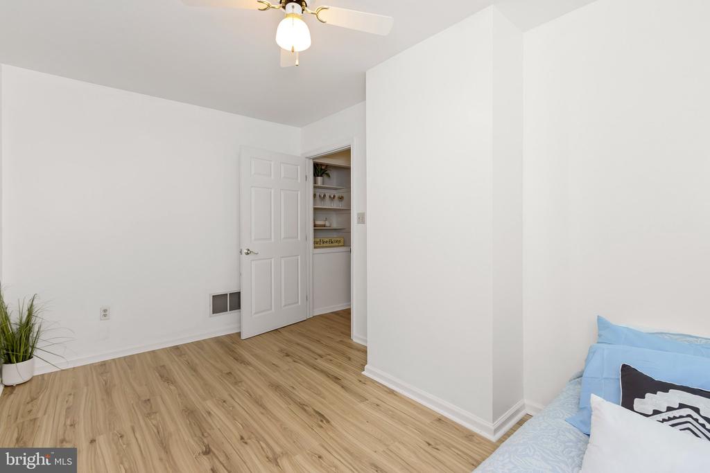 1121 HOLLIDA LANE