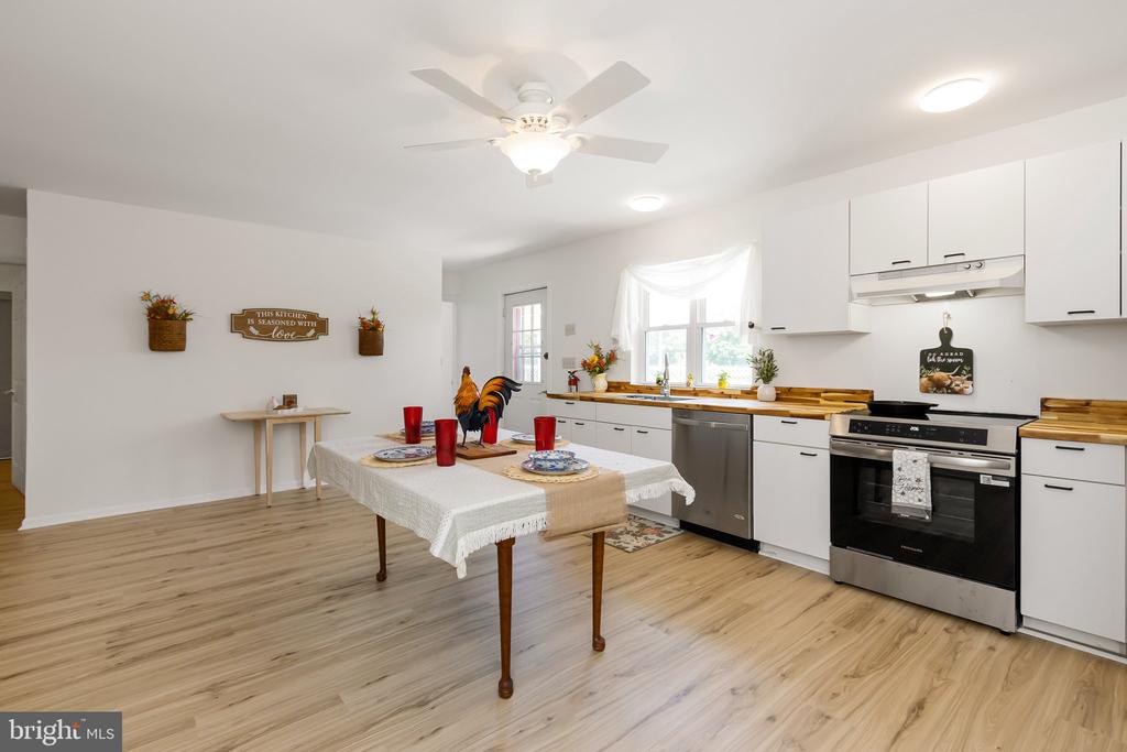 1121 HOLLIDA LANE