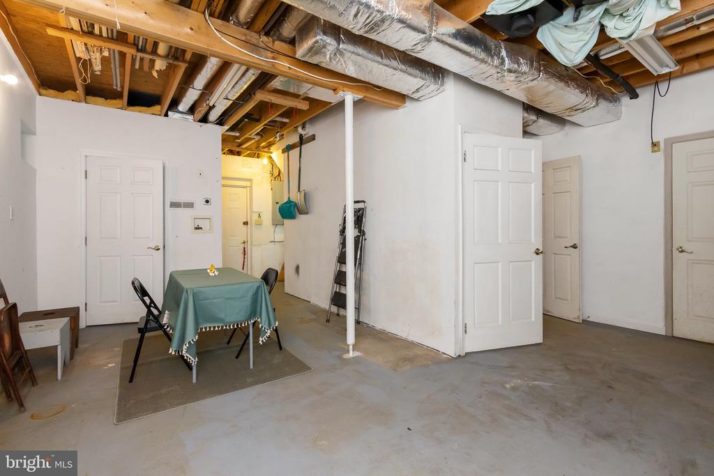 1121 HOLLIDA LANE