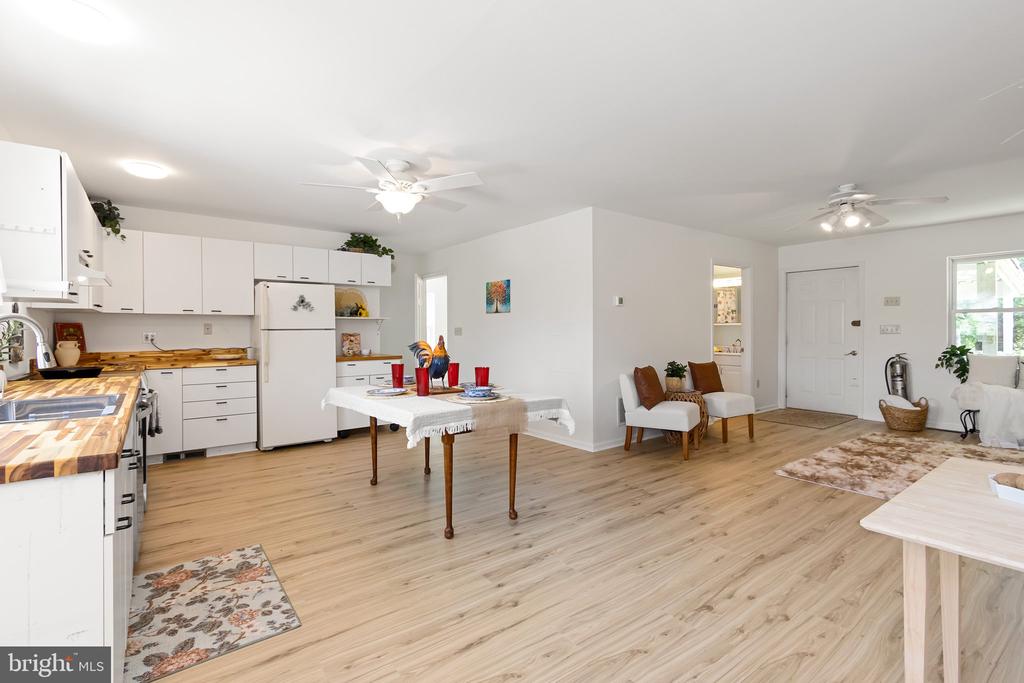 1121 HOLLIDA LANE
