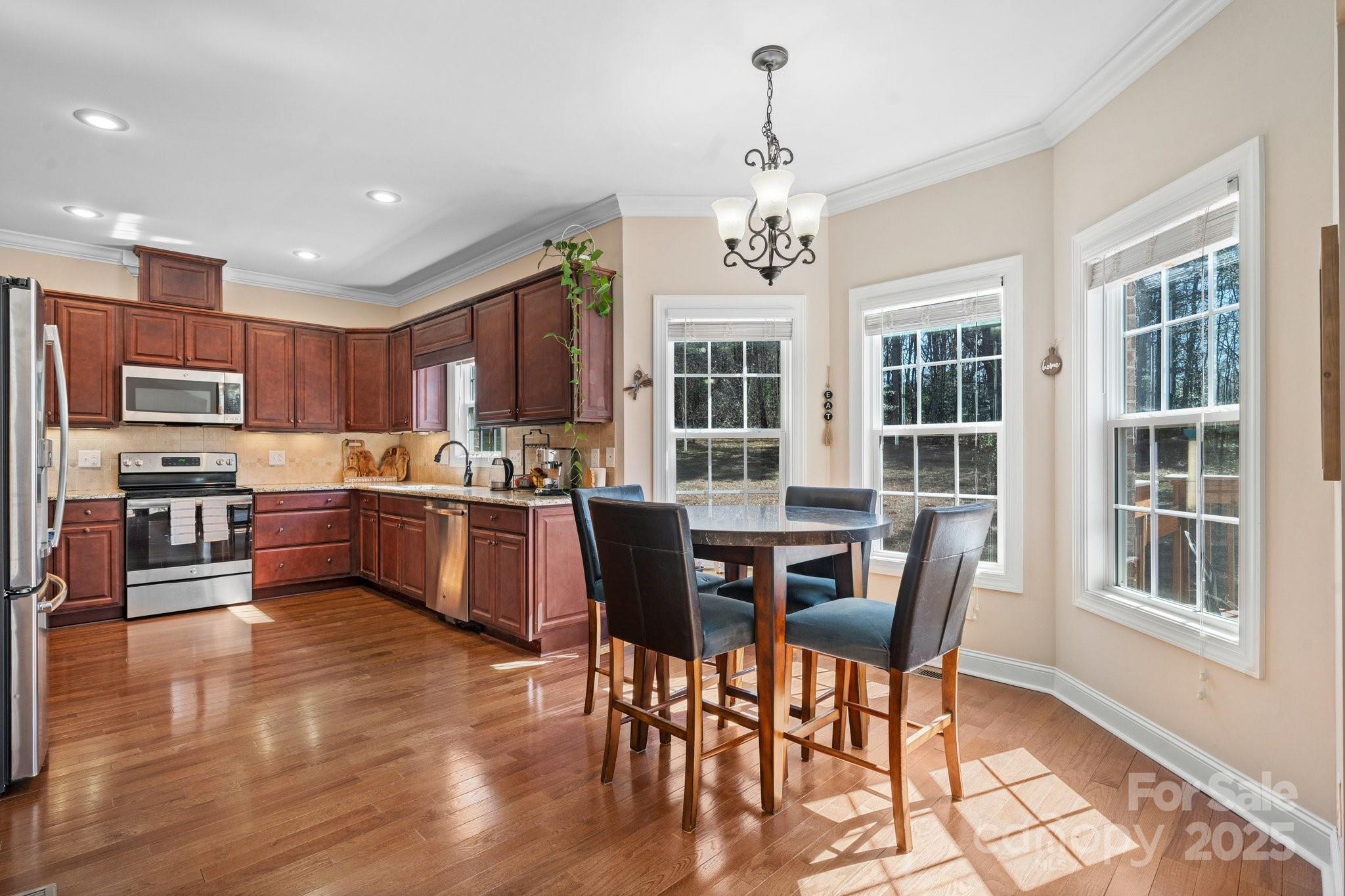 3815 10th Street NE