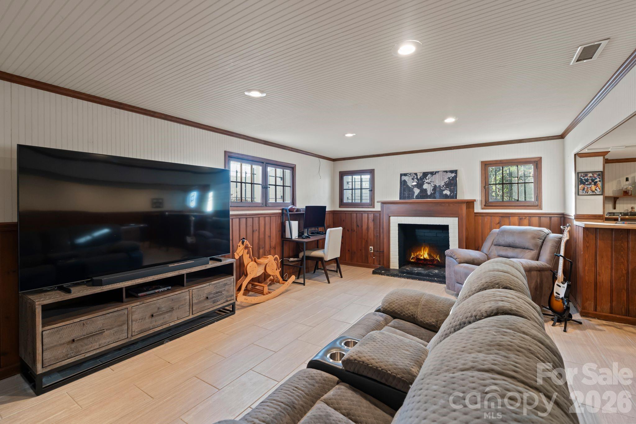 26 6TH Avenue NW