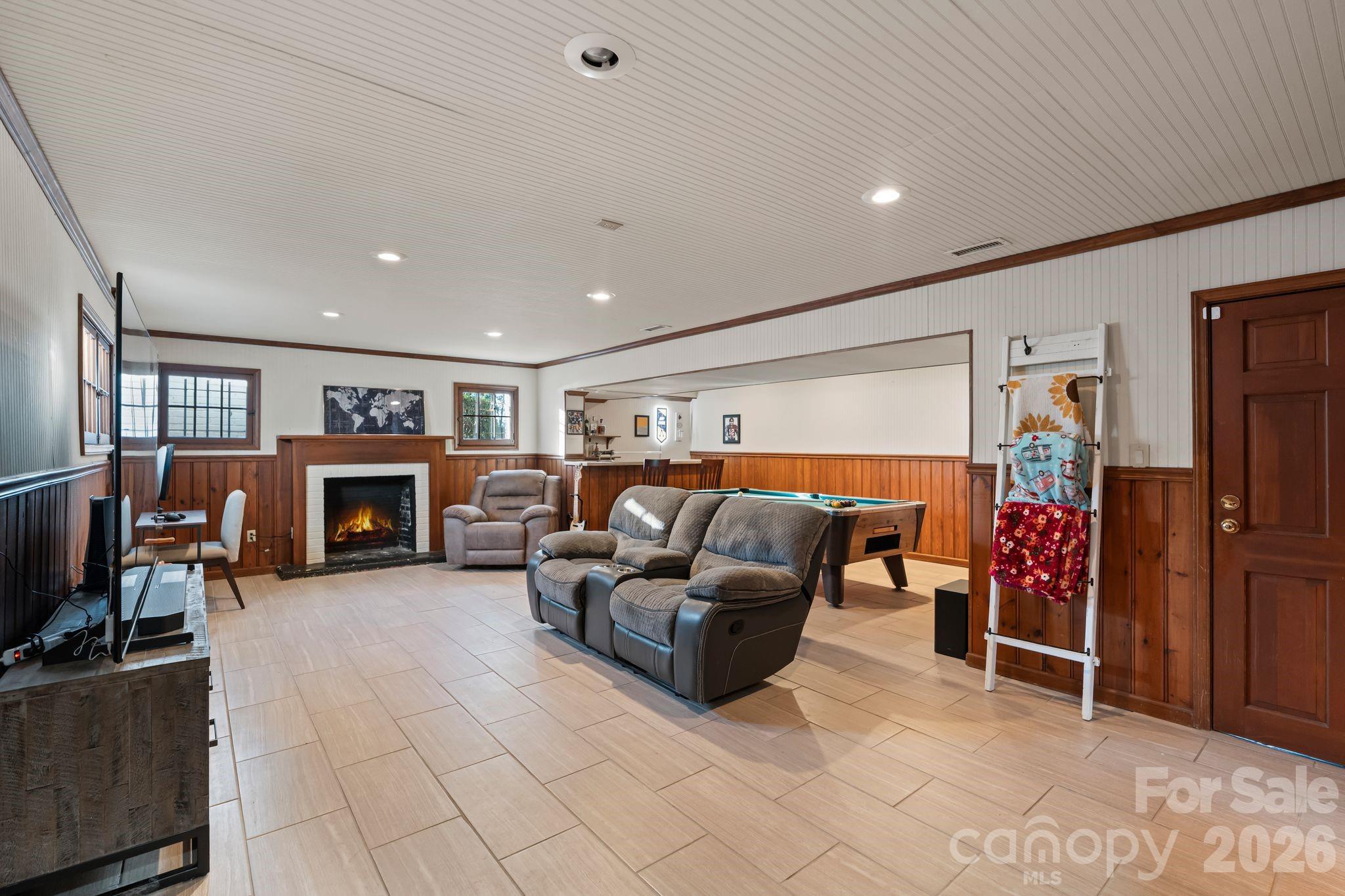 26 6TH Avenue NW